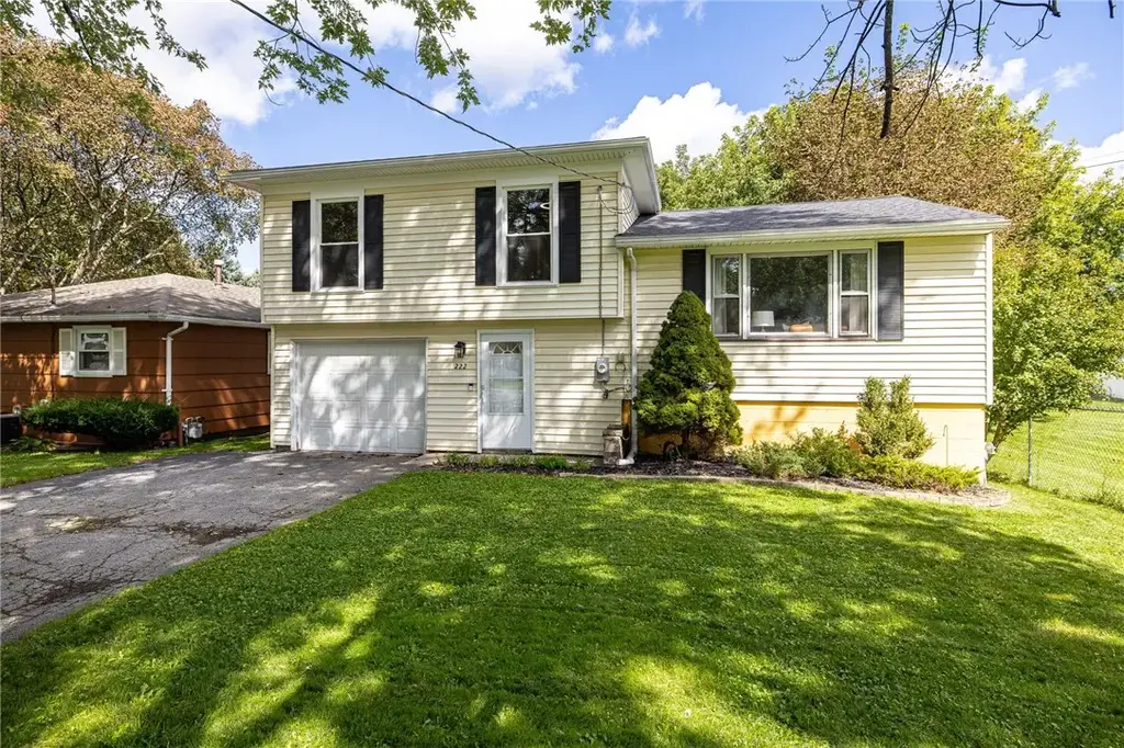 222 Waldorf Avenue, Gates