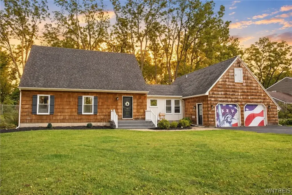 16 Orchard Dr, Leroy