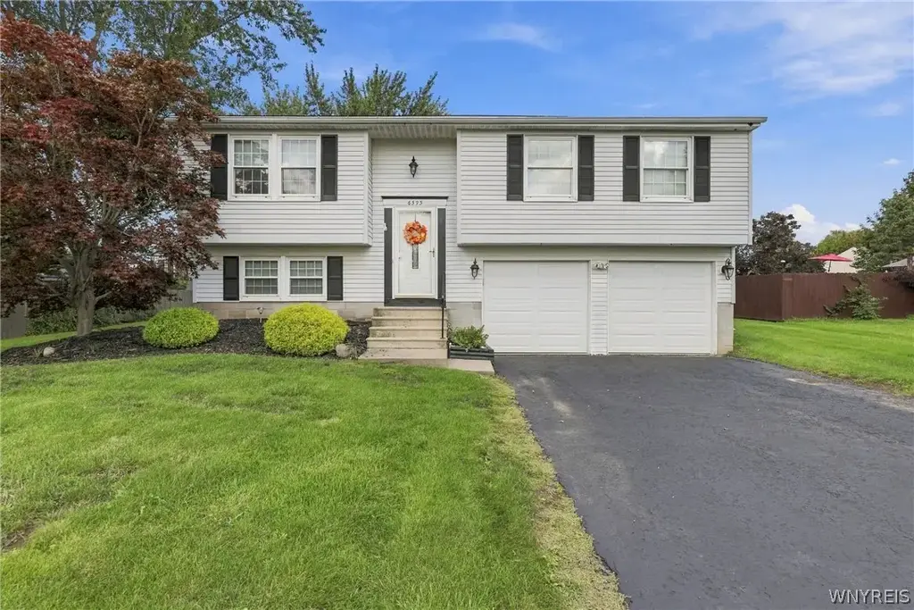 6593 Royal Parkway S, Lockport Town