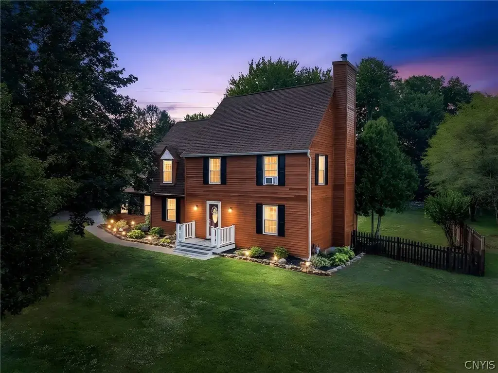 15 Olde Maple Avenue, Volney
