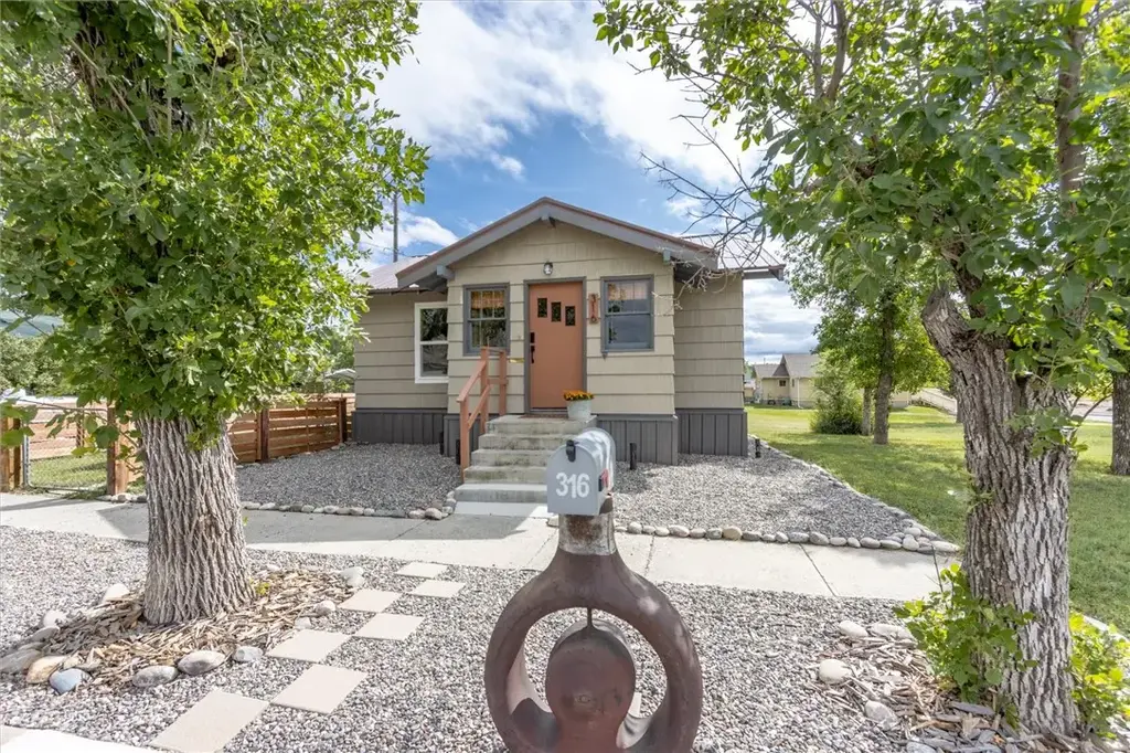 316 8th Avenue W, Roundup