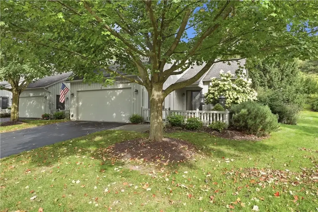 5 Hill Creek Road, Penfield