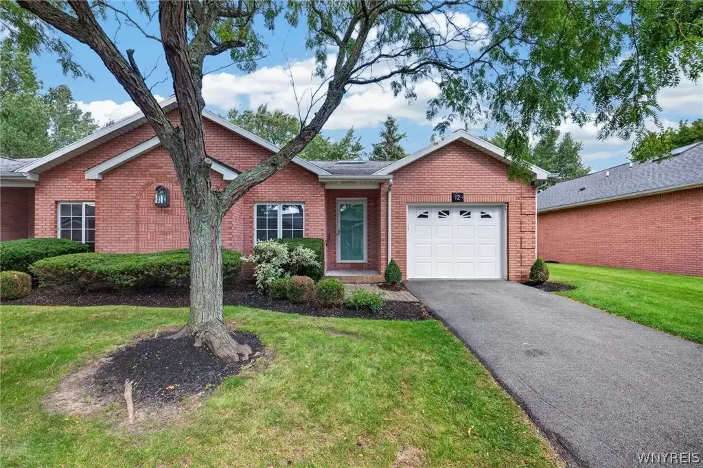 12 Woodpointe, Amherst