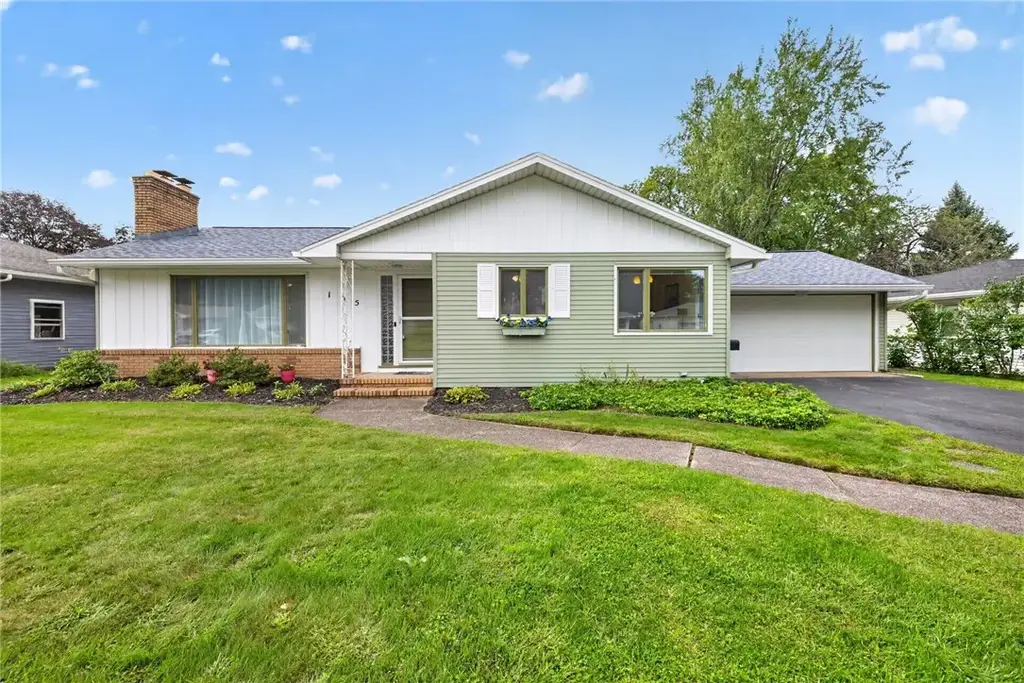 105 Pine Tree Lane, Irondequoit