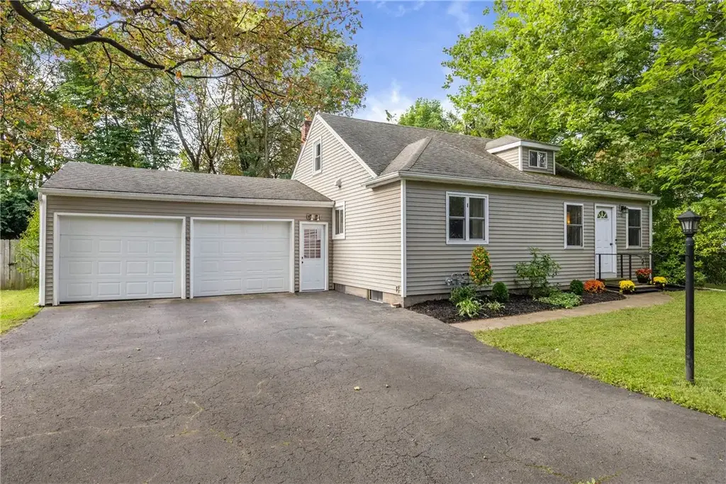 421 Bayside Drive, Webster