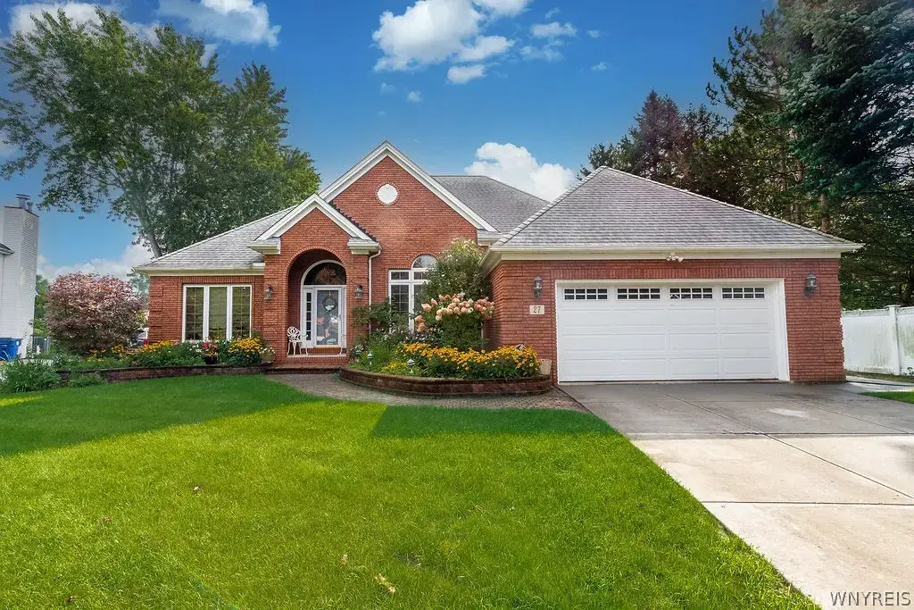 27 Brookshire Ct, Amherst