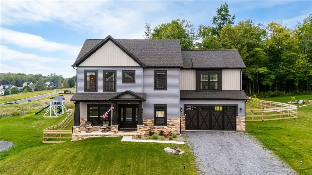 2090 Tracey Lane, Walworth