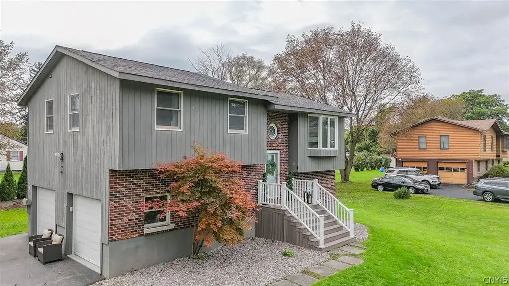 215 Sunnybrook Drive, Camillus