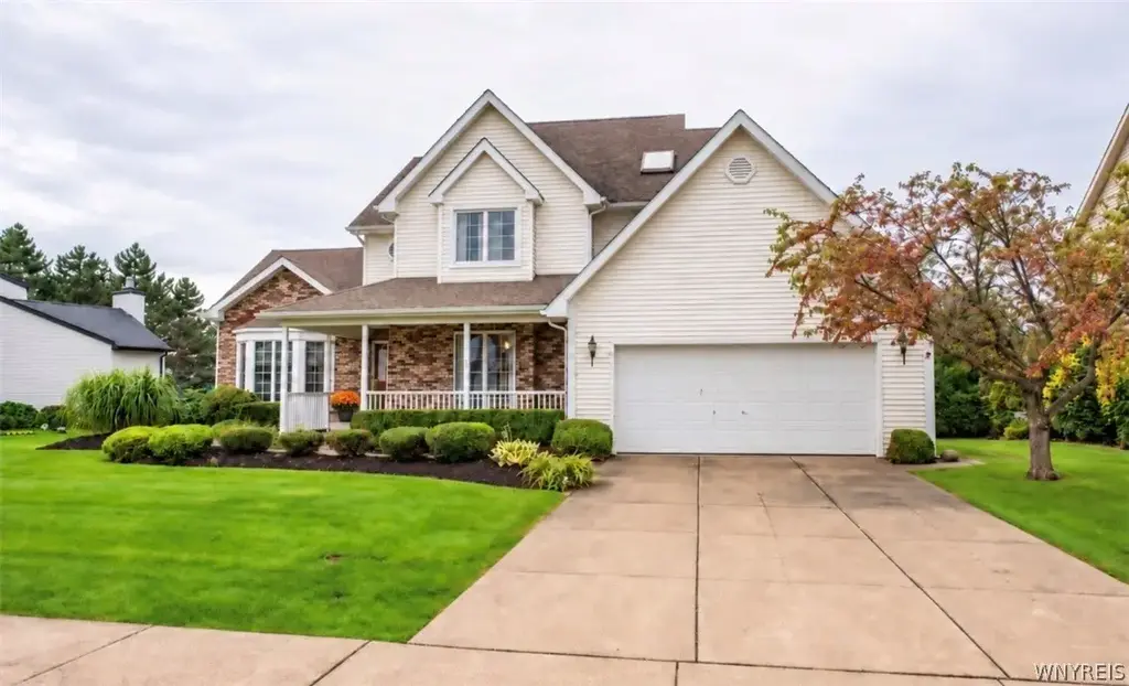 5532 Country Club Lane, Hamburg
