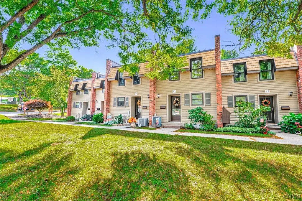 13 Chestnut Hills, New Hartford