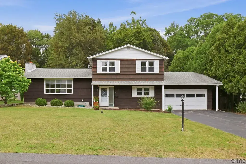 115 Saybrook Lane, DeWitt