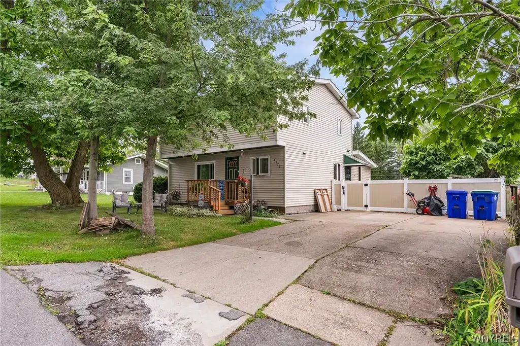 2173 Pleasant Avenue, Hamburg