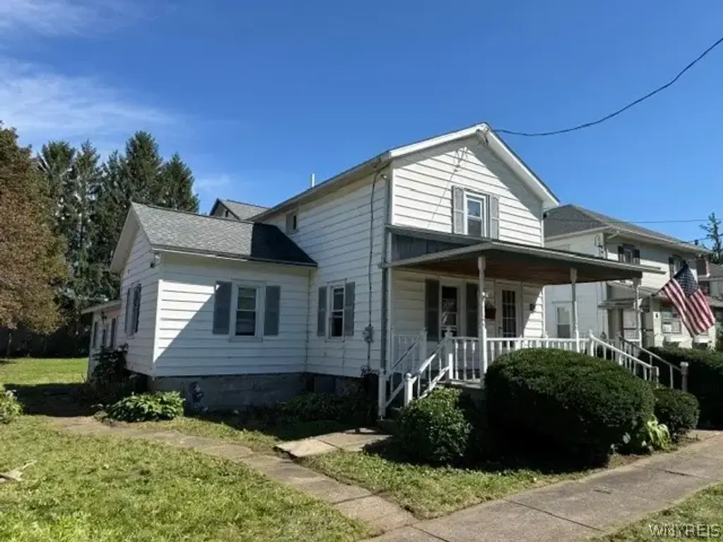 8 S Hartland Street, Royalton