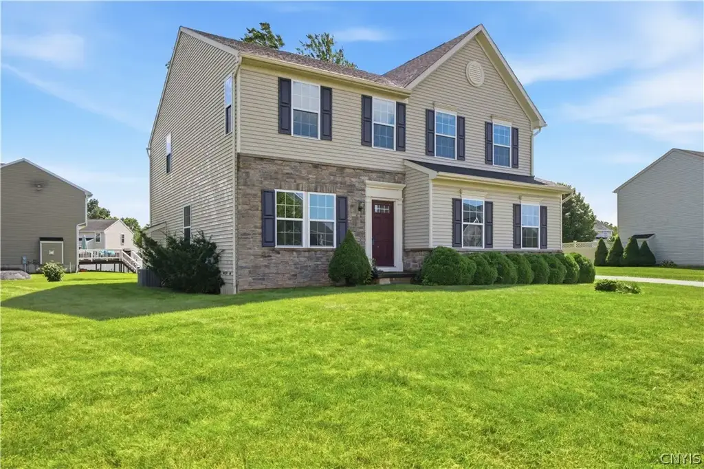 101 Rising Crest Circle, Manlius