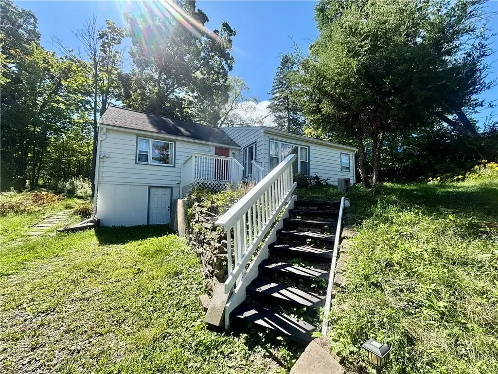 215 King Road E, Ithaca Town