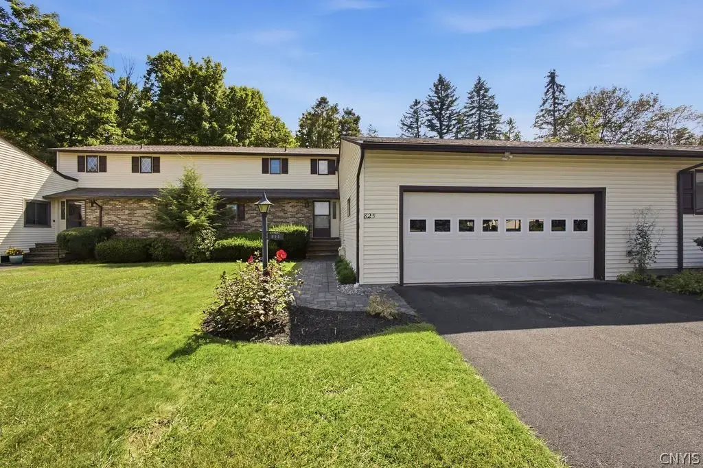 825 Kimry Moor, Manlius