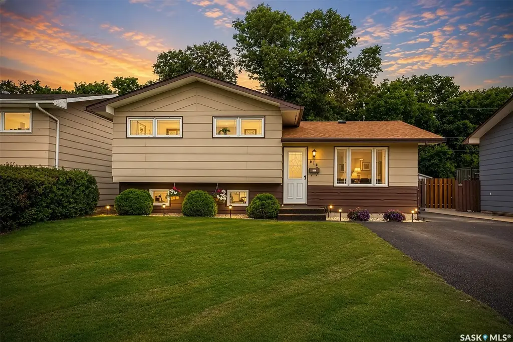 919 Holdsworth Crescent, Moose Jaw