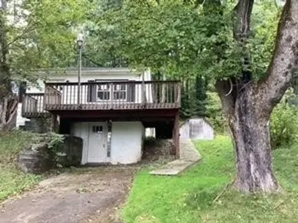 8 Hillside Avenue, Bainbridge