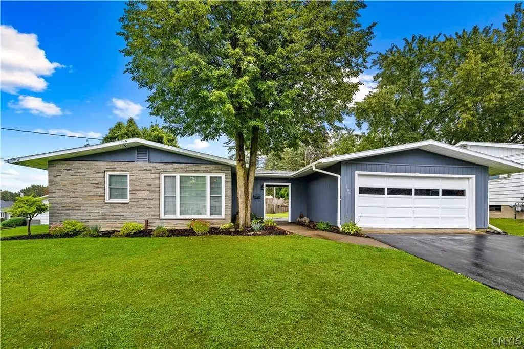 106 Colonial Drive, New Hartford