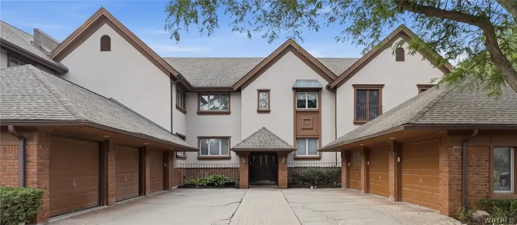 182 Castlebrooke Lane, Amherst