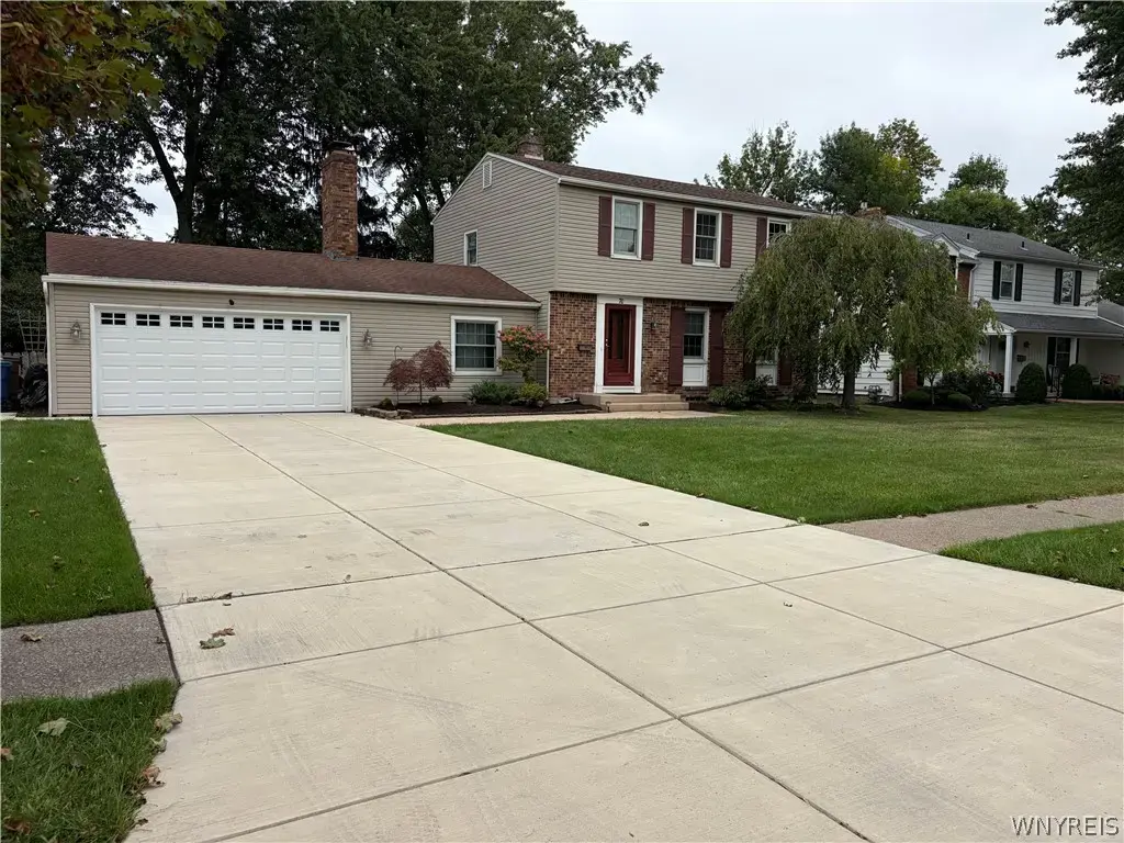 70 Candlewood Lane, Amherst