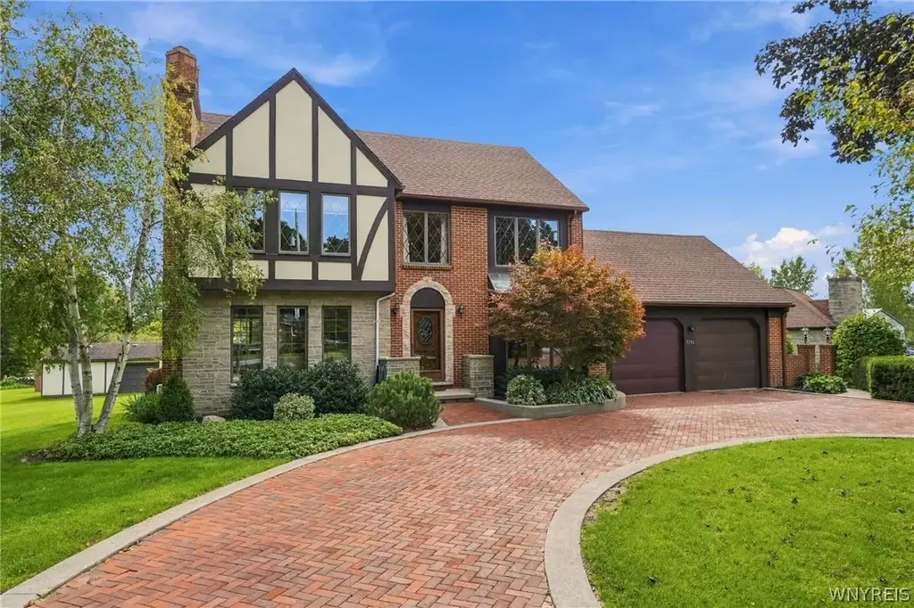 7292 Akron Road, Lockport Town