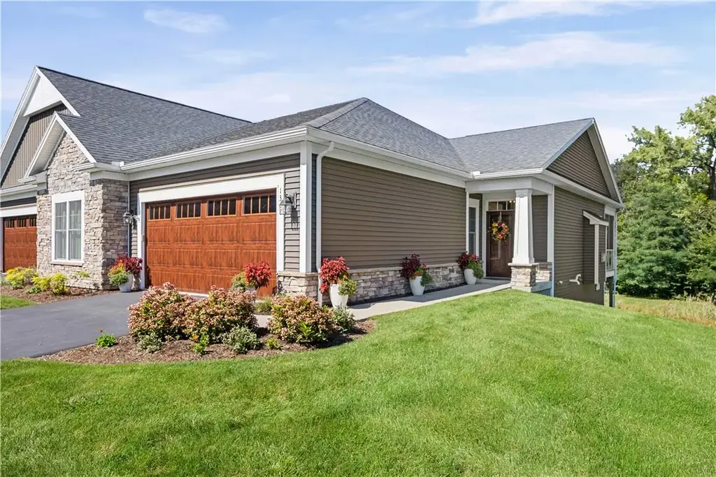 1368 Dawns Mist Lndg, Webster