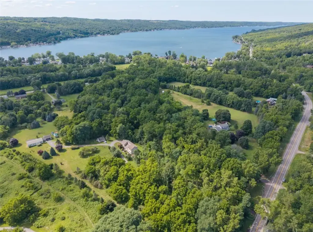 E Lake Road, Conesus