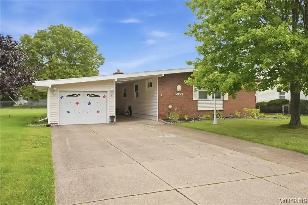 5953 North Drive, Hamburg
