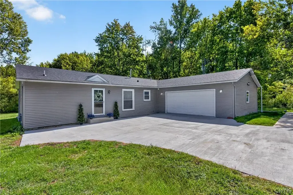 1134 County Route 12, Schroeppel