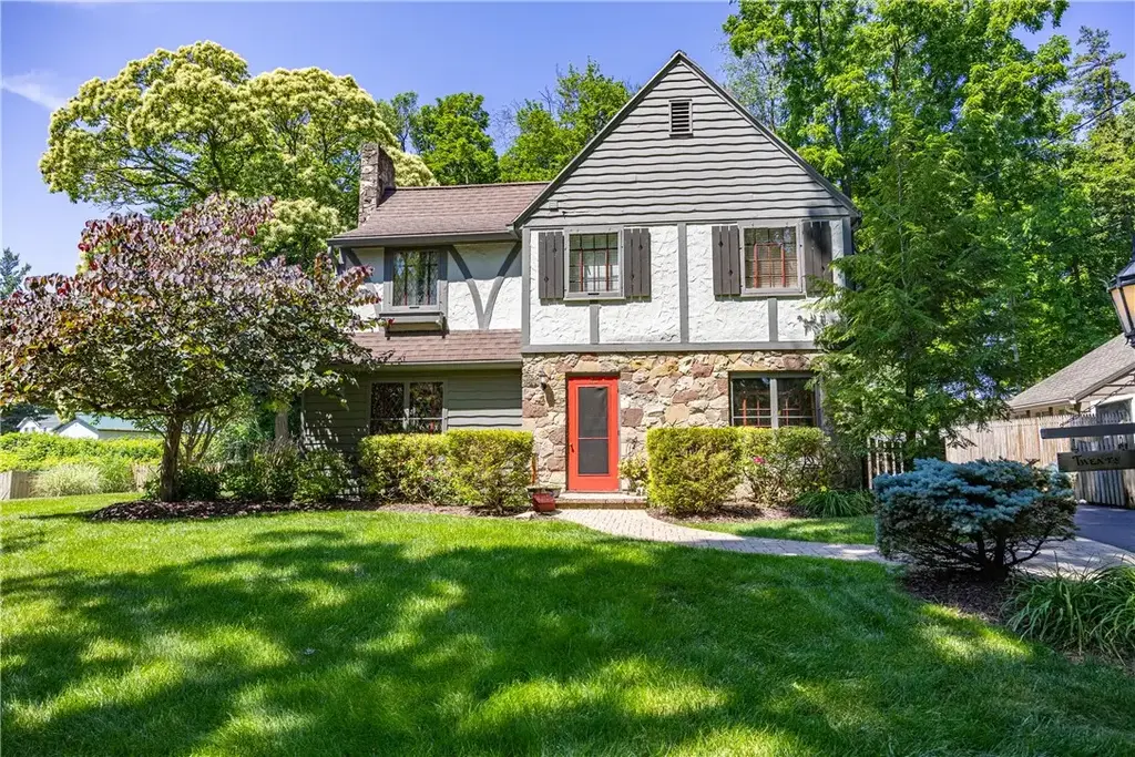 20 Westwood Drive, Perinton
