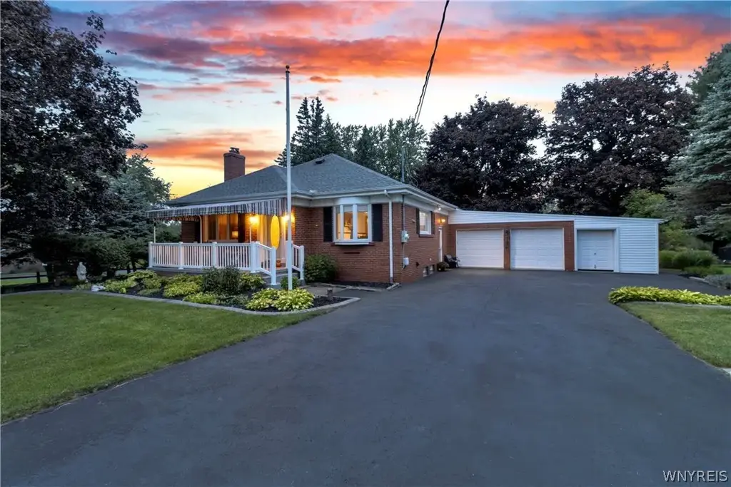 5551 Clinton Street, Elma