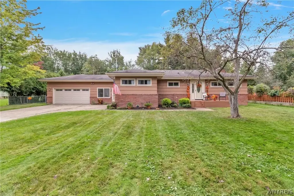 8949 The Fairways, Clarence
