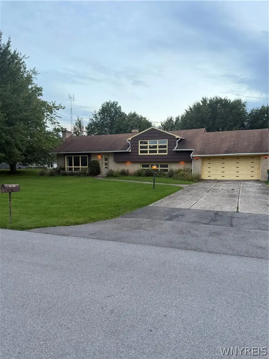 8215 W Ledge Lane, Clarence