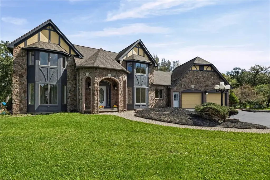 238 W Hill Est, Greece