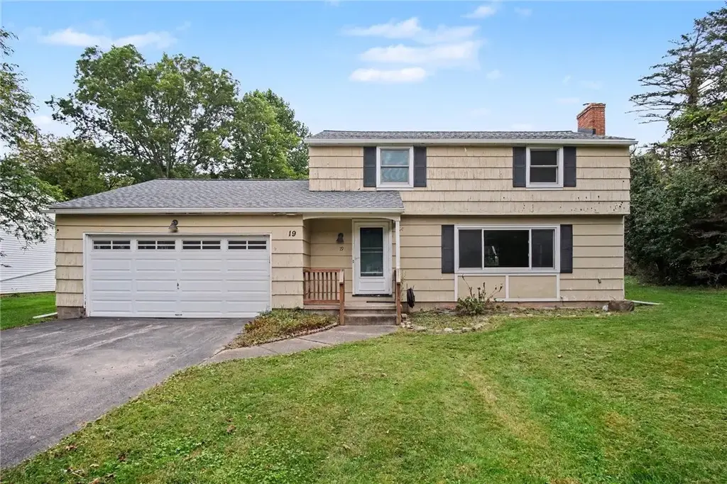 19 Crest View Dr, Penfield