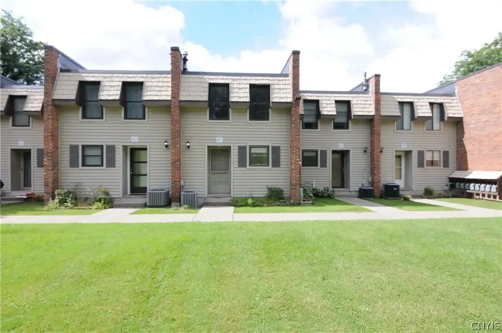 61 Chestnut Hills, New Hartford