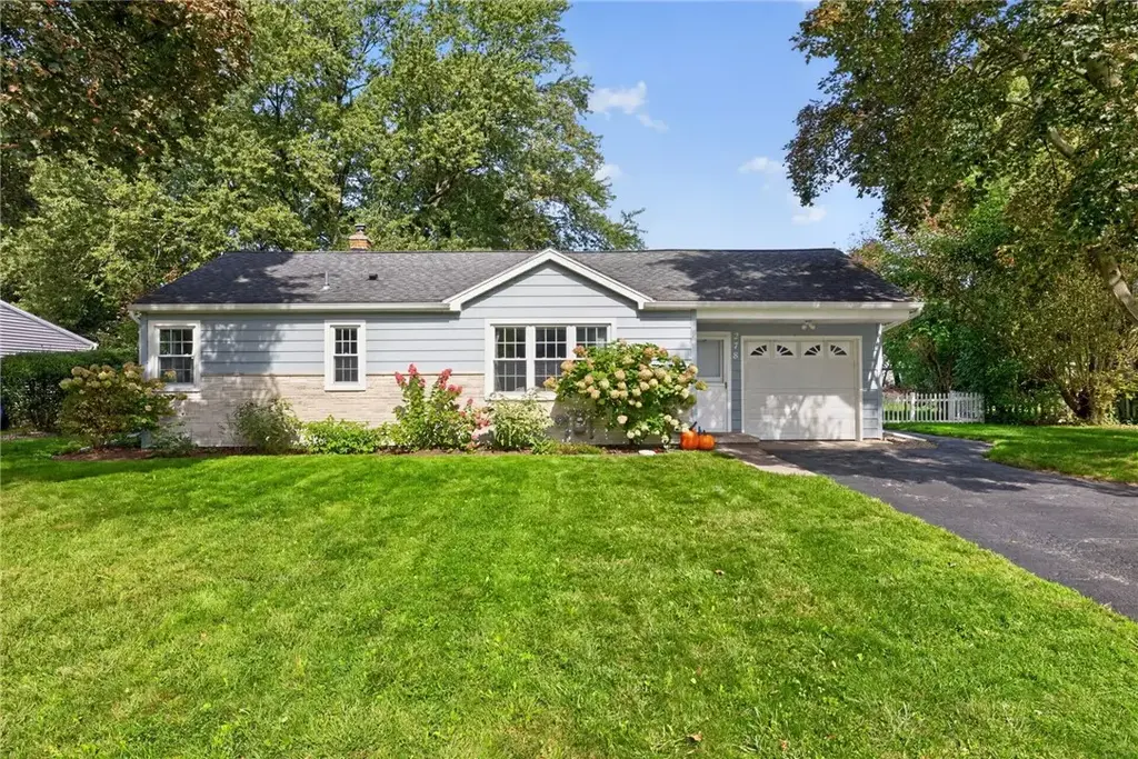 278 Beechwood Crescent, Webster
