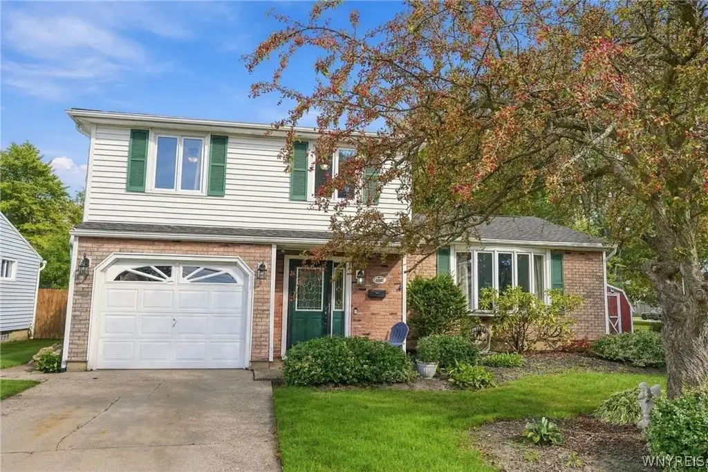 5083 Bradley Lane, Hamburg