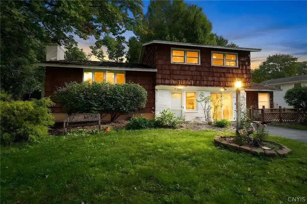 214 Wells Avenue W, Clay