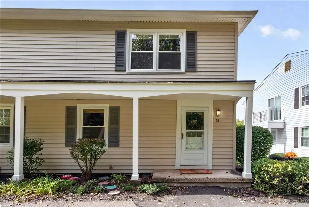 38 Falcon Lane E, Perinton