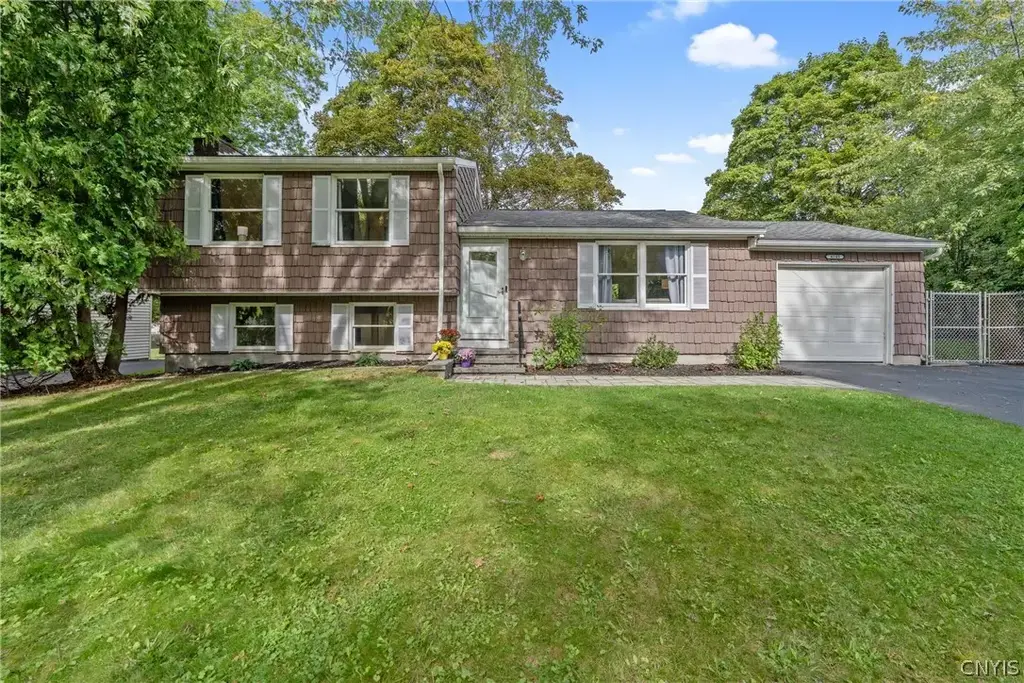 4245 Hunting Creek Dr, Clay
