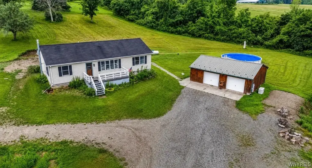 4565 Back River Road, Amity