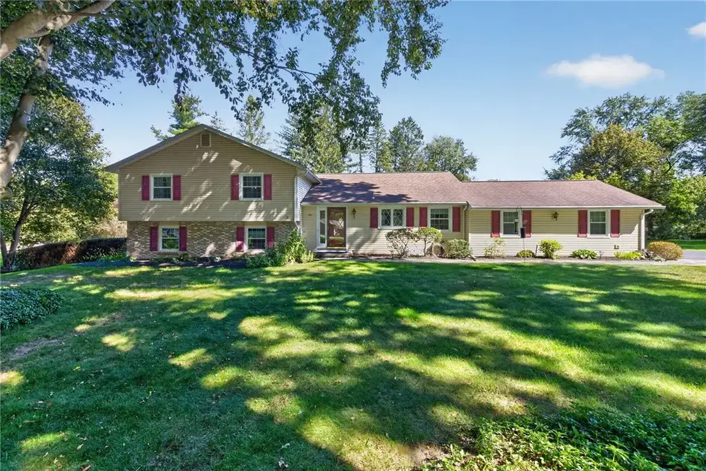 4 Countryside Road, Perinton