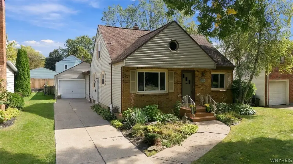 276 Roycroft Boulevard, Amherst