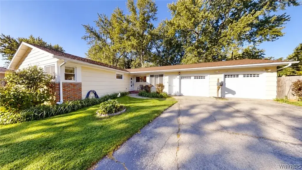22 Meadow Stream Court, Amherst
