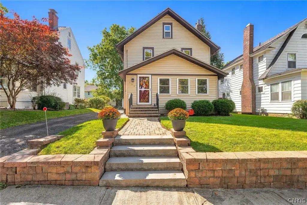 132 Roxbury Road, Syracuse