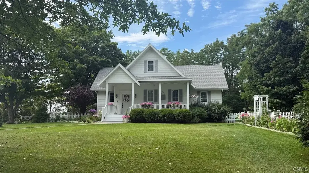 1153 Old Seneca, Skaneateles