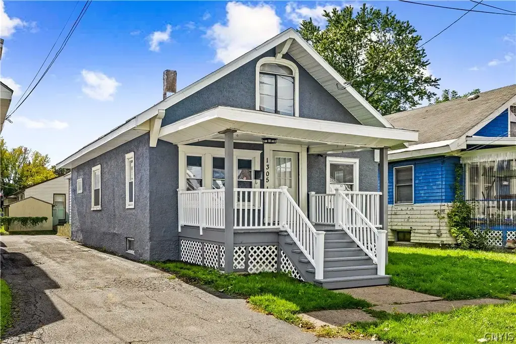 1305 Oak Street, Utica