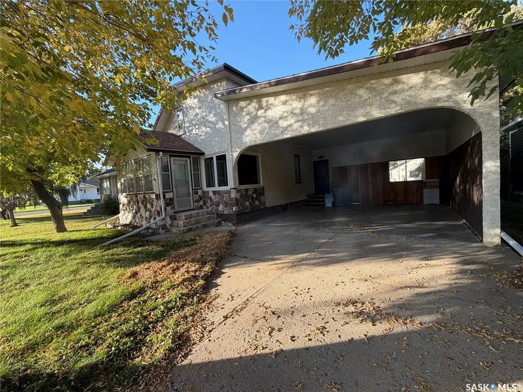 466 6th Avenue W, Melville